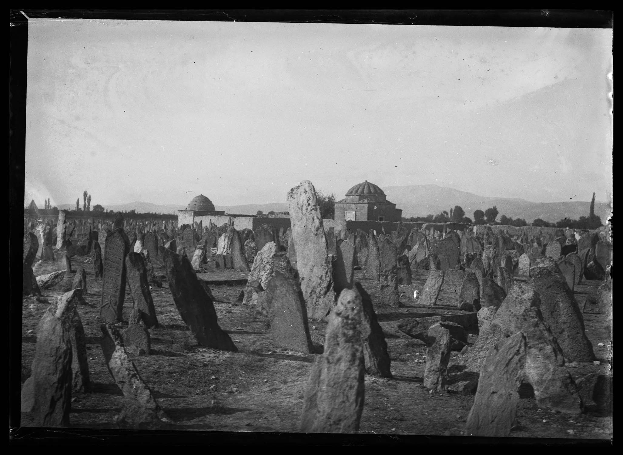 Vue d'ensemble, depuis le cimetière avoisinant